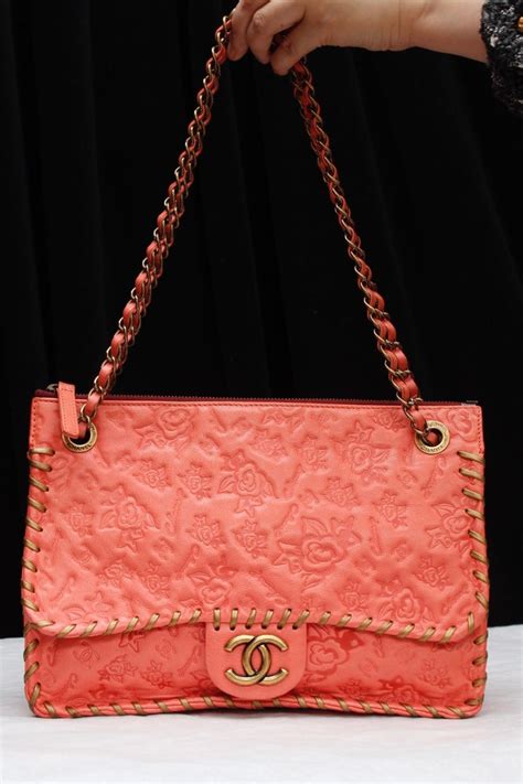 Chanel elegant bag in salmon pink leather with camellia pattern